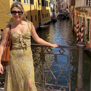 Meet your Posher, Rojin